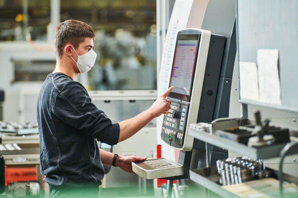 Turning over. Worker operating CNC Machine. Работники работают за Паверпоинтом.